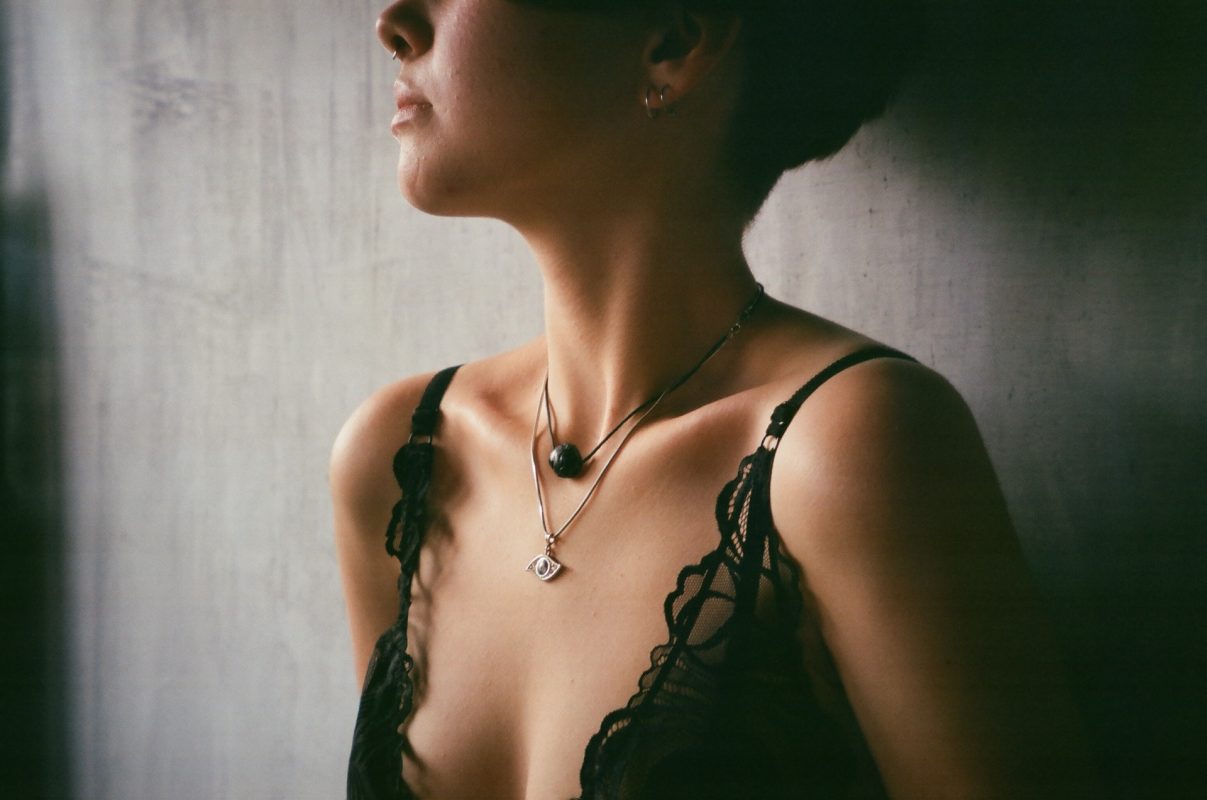 femme-collier-oeil